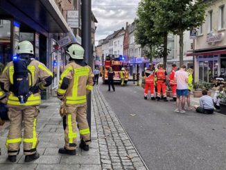 FW Grevenbroich: Kellerbrand in der Grevenbroicher Innenstadt / Feuerwehr rettet neun Personen aus Mehrfamilienhaus