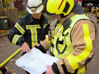 FW Grevenbroich: Kellerbrand und Vermisste im Industriegelände / Feuerwehr Grevenbroich und Werkfeuerwehr Speira trainieren Zusammenarbeit in gemeinsamer Alarmübung