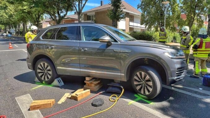 FW Grevenbroich: Kind bei Unfall unter PKW eingeklemmt / Feuerwehr setzt Hebekissen ein - nach kurzer Zeit befreit