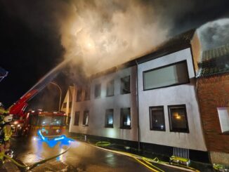 FW Grevenbroich: Mehrere Verletzte nach Brand in Mehrfamilienhaus - Gebäude vollständig zerstört - Feuerwehrmann bei Löscharbeiten leicht verletzt