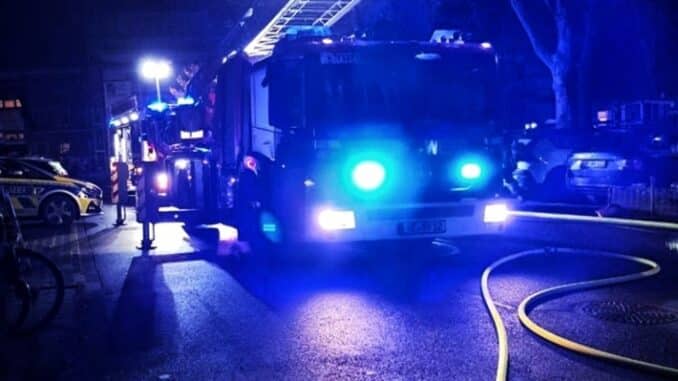 FW Grevenbroich: Mehrere Verletzte nach Feuer in Mehrfamilienhaus in Grevenbroich // Feuerwehr rettet Familie vom Balkon, Retter warnen: Flucht durch den Brandrauch lebensgefährlich