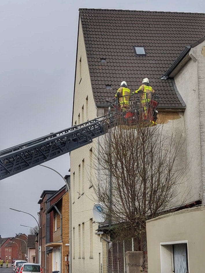 FW Grevenbroich: Nach Sturm &quot;Antonia&quot;: Weitere Einsätze für die Feuerwehr am Montag