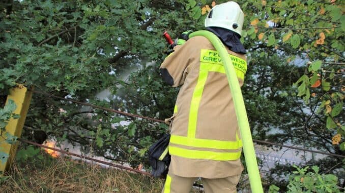 FW Grevenbroich: Rund 7600 Quadratmeter Gestrüpp und Wald bei Grevenbroich in Flammen / Schnelles Eingreifen der Wehr verhindert größeren Waldbrand