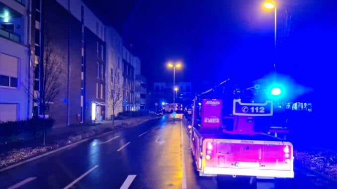 FW Grevenbroich: Stadtalarm wegen Feuermeldung in Seniorenheim