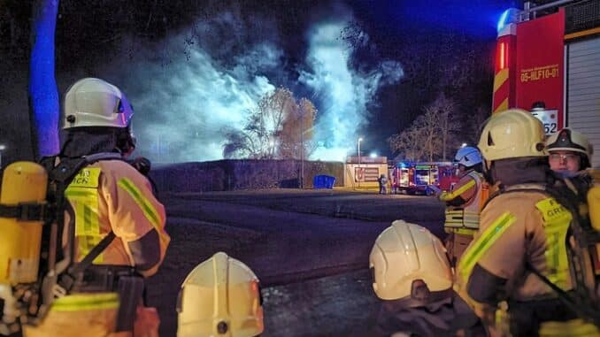 FW Grevenbroich: Stundenlanger Löscheinsatz bei Brand in altem Gewerbebau / Keller mit Schaum geflutet