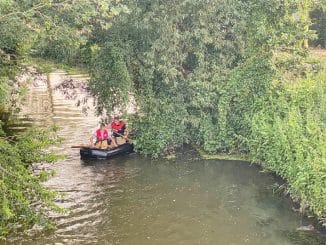 FW Grevenbroich: Suche nach gekentertem Erftschwimmer / Herrenlose Luftmatratze löst umfangreichen und personalaufwendigen Einsatz auf der Erft aus