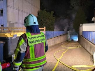 FW Grevenbroich: Tiefgaragenbrand in Grevenbroich - Spezial-Löschroboter angefordert