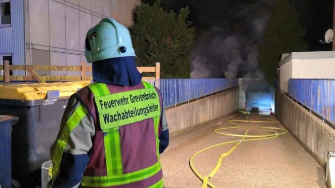 FW Grevenbroich: Tiefgaragenbrand in Grevenbroich - Spezial-Löschroboter angefordert