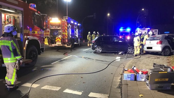 FW Grevenbroich: Unfall in Grevenbroich - Feuerwehr muss Verletzten aus PKW schneiden