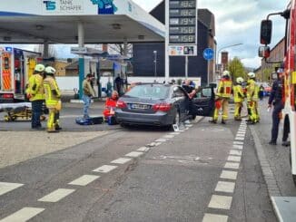 FW Grevenbroich: Zwei Verkehrsunfälle in zwei Stunden / PKW überschlagen - Zusammenstoß vor der Tankstelle