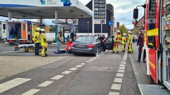 FW Grevenbroich: Zwei Verkehrsunfälle in zwei Stunden / PKW überschlagen - Zusammenstoß vor der Tankstelle