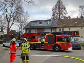 FW Grevenbroich: Zwei Verletzte nach Küchenbrand in Grevenbroich-Allrath