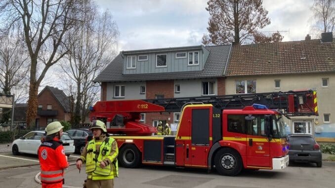 FW Grevenbroich: Zwei Verletzte nach Küchenbrand in Grevenbroich-Allrath