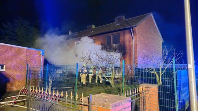 FW Gronau: 10 Personen bei Feuer in Mehrfamilienhaus in Gronau