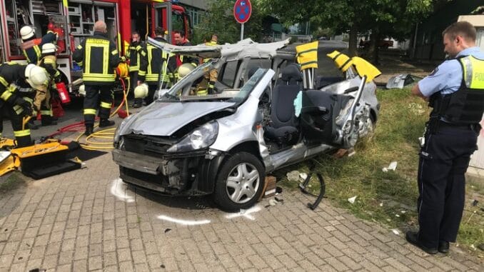 FW-HAAN: Schwerer Verkehrsunfall mit zwei verletzten Personen