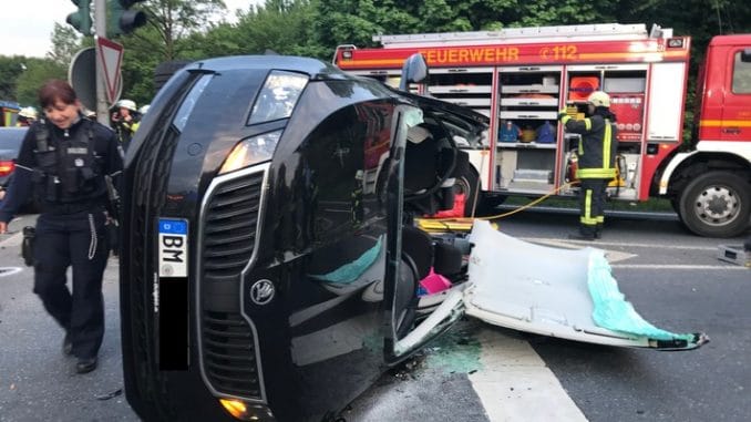 FW-HAAN: Verkehrsunfall mit einer eingeschlossener Person im umgekippten Fahrzeug