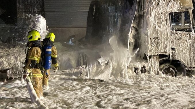 FW-HB: Zwei LKW gehen in Flammen auf - Großeinsatz für die Feuerwehr Bremen