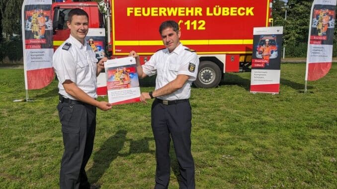 FW-HL: 125 Jahre Berufsfeuerwehr Lübeck / Große Feier mit Blaulichttag und Musikband MAX AND FRIENDS am 9. September 2023 an der MuK