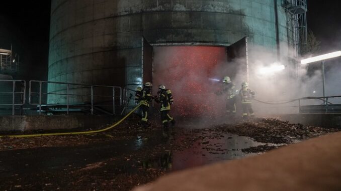 FW Hagen: 2. Update zum Silobrand in Hagen