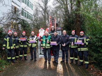 FW Hagen: Aktion zum Nikolaus an der Kinderklinik des Agaplesion AKH in Hagen - Bundesweite Aktion von 60 Feuerwehren -