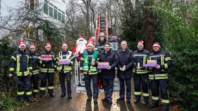 FW Hagen: Aktion zum Nikolaus an der Kinderklinik des Agaplesion AKH in Hagen - Bundesweite Aktion von 60 Feuerwehren -