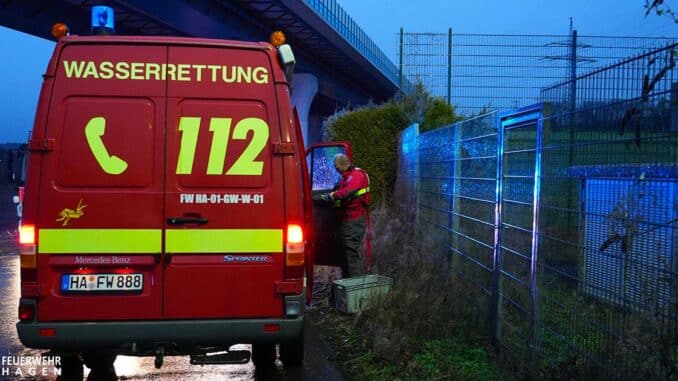 FW Hagen: Wasserrettung, Person in Lenne