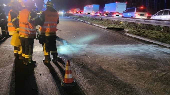 FW Hamminkeln: Auslaufende Betriebsmittel nach Verkehrsunfall mit Folgeunfall