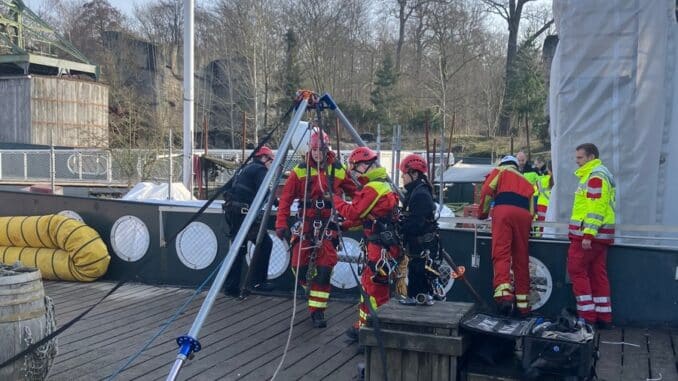 FW Hannover: Arbeiter bei Arbeitsunfall im Zoo verletzt