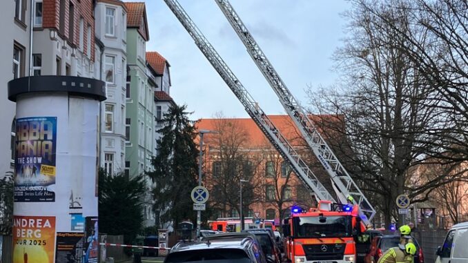 FW Hannover: Brand greift auf Dachstuhl über