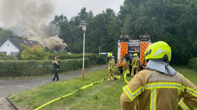 FW Hannover: Brand zerstört Gartenlaube