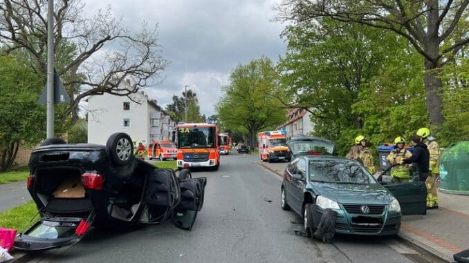 FW Hannover: Drei Verletzte bei Verkehrsunfall