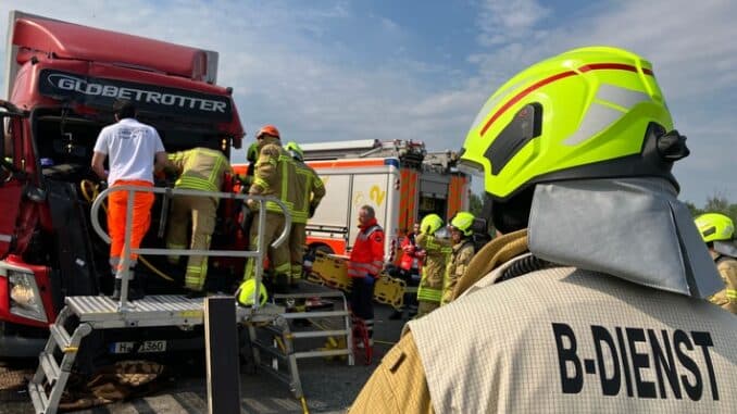 FW Hannover: Ein Schwerverletzter nach LKW-Unfall auf der Autobahn 7