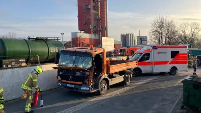 FW Hannover: Hannover-Misburg-Süd: Verkehrsunfall zwischen zwei LKW