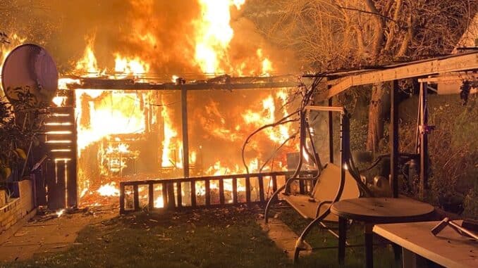 FW Hannover: Laubenbrand in Hannover-Herrenhausen In der Kleingartenkolonie &quot;Berggarten&quot; im Stadtteil Herrenhausen brannte ein Gartenhaus nahezu vollständig aus. Personen wurden nicht verletzt.