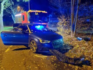 FW Hannover: Verkehrsunfall in Bothfeld - Feuerwehr befreit verletzte Person