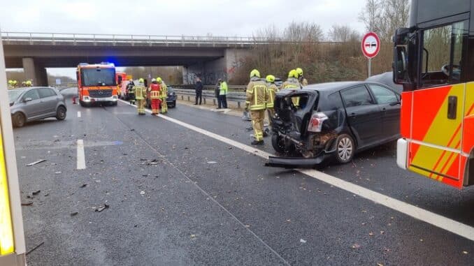 FW Hannover: Verkehrsunfall mehrerer PKW mit mehreren Verletzten