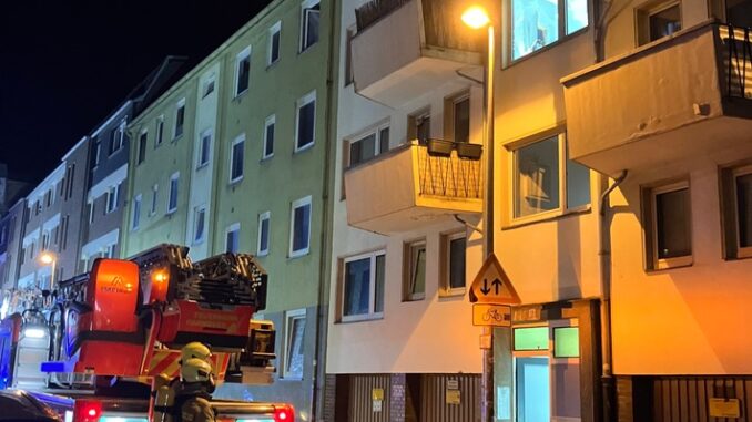 FW Hannover: Verpuffung in Wohngebäude