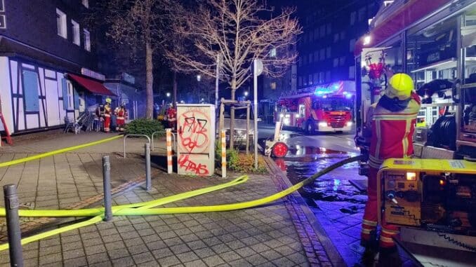 FW-Heiligenhaus: Brand in einem Schnellimbiss - Treppenraum eines Mehrfamilienhauses verraucht