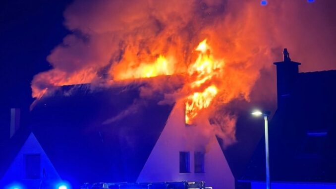 FW-Heiligenhaus: Dachstuhlbrand eines Mehrfamilienhauses
