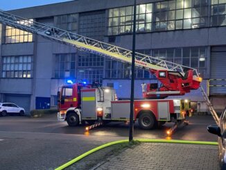 FW-Heiligenhaus: Einsatzstelle mit Bedrohungslage - Feuerwehr löscht Zimmerbrand