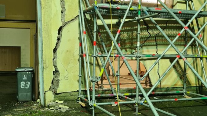 FW-Heiligenhaus: Fahrzeug fährt in Hauswand - Einsturzgefahr (Meldung 03/2022)