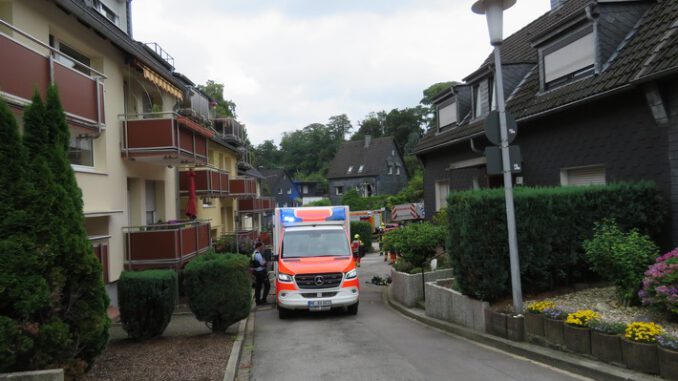 FW-Heiligenhaus: Feuerwehr rettet Person aus verrauchter Wohnung (Meldung 25/2021)
