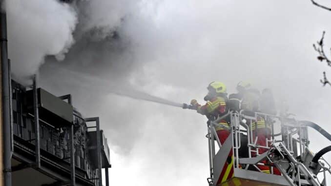 FW-Heiligenhaus: Wohnungsbrand fordert Feuerwehr für mehrere Stunden