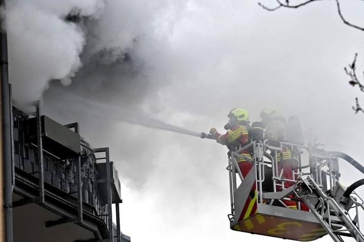 FW-Heiligenhaus: Wohnungsbrand fordert Feuerwehr für mehrere Stunden