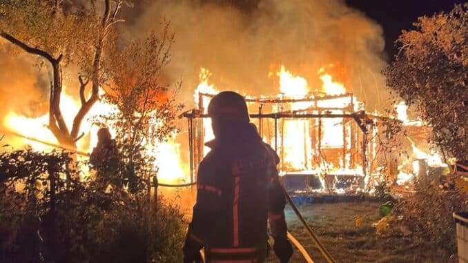 FW Helmstedt: Brennt Gartenlaube in Kleingartenverein