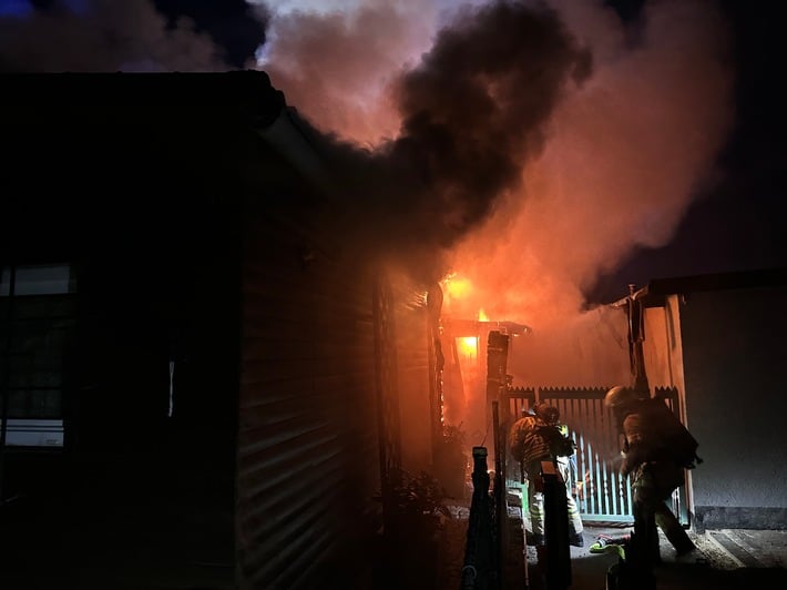 FW Helmstedt: Brennt Gartenlaube in voller Ausdehnung