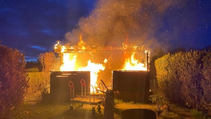 FW Helmstedt: Gartenlaube brennt am Harbker Weg