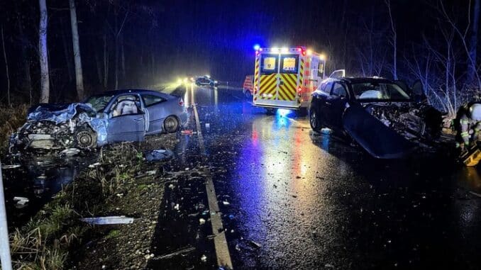 FW Helmstedt: Schwerer Verkehrsunfall auf der B244