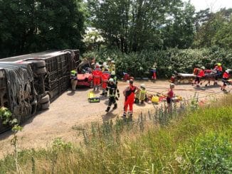 FW Helmstedt: Traumatag 2022 - Feuerwehr und Rettungsdienst üben Zusammenarbeit