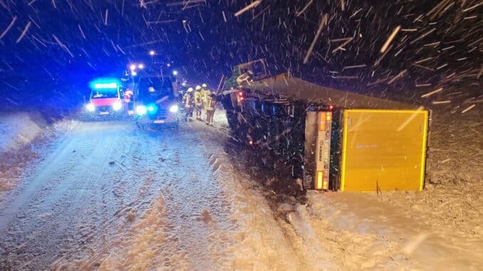 FW Helmstedt: Umgestürzter LKW auf Landstraße infolge Wintereinbruch